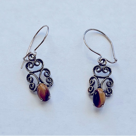 Tigers eye dangle earrings with delicate filigree detail. - Picture 5 of 6